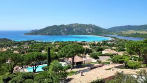 een uitzicht op een resort met een meer bij Residence Bellavista à Santa Giulia, proche de la plage et vue mer in Porto-Vecchio