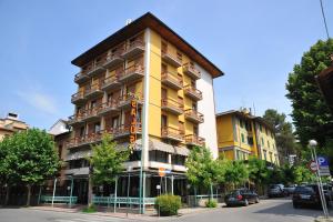 un edificio giallo sul lato di una strada di Hotel Salus a Montecatini Terme