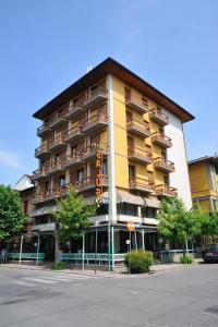 un grande edificio su una strada di fronte a un edificio di Hotel Salus a Montecatini Terme