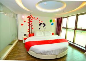 Ліжко або ліжка в номері Thank Inn Chain Hotel Guangdong Meizhou Mei County Lijiangwan