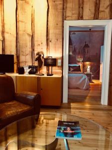 sala de estar con cama y mesa de cristal en Villa Friedrich, en Bayreuth