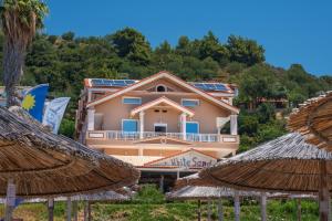 un bâtiment doté de panneaux solaires. dans l'établissement WhiteSands Beach Resort, à Paralia Vrachou