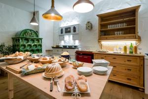 Una cocina o kitchenette en Hotel Fahrnberger