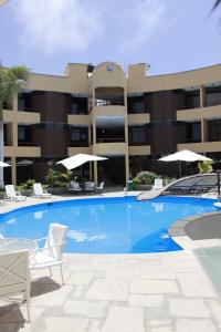 una grande piscina di fronte a un edificio di Embassy Beach a Pisco