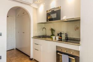 a kitchen with a sink and a counter top at Holidays Penthouse vues panoramiques sur le Port naval,un séjour élégant assuré " Wifi Pàrquing gratuït in Roses