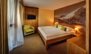 A bed or beds in a room at Hotel FIS