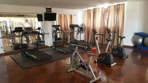 un gimnasio con varias bicicletas estáticas en una habitación en Ohasis Hotel Jujuy & Spa, en San Salvador de Jujuy