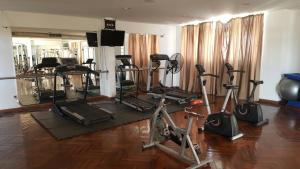 un gimnasio con varias bicicletas estáticas en una habitación en Ohasis Hotel Jujuy & Spa, en San Salvador de Jujuy