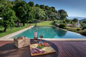 een tafel met een bord eten en een glas wijn bij Quinta do Vallado - Douro Wine Hotel in Peso da Régua