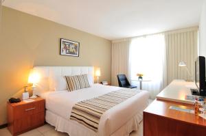 Cama ou camas em um quarto em Real Colonia Hotel & Suites