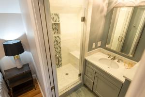 The Newport Lofts - 595 Thames Street tesisinde bir banyo