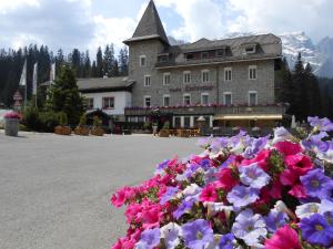 カレッツァ・アル・ラーゴにあるHotel Castel Latemarの花の多い建物