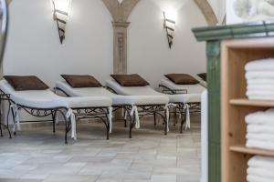 uma fila de cadeiras num quarto com piso em azulejo em Landhaus Jenewein em Obergurgl