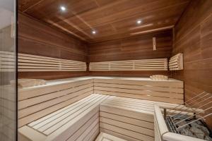 uma sauna com paredes e pisos em madeira em Landhaus Jenewein em Obergurgl