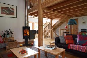 een woonkamer met een houtkachel bij Chalet Brio in Samoëns