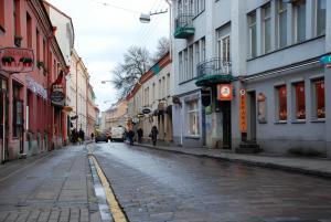 Vilnius Old Town accommodation في فيلنيوس: شارع بالحصى في مدينة بها مباني