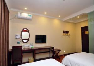 טלויזיה ו/או מרכז בידור ב-GreenTree Inn Yunnan Kunming Chenggong University City Shilin Street Express Hotel