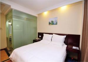 מיטה או מיטות בחדר ב-GreenTree Inn Yunnan Kunming Chenggong University City Shilin Street Express Hotel