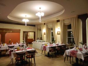 Hotel Carskie Koszary tesisinde bir restoran veya yemek mekanı