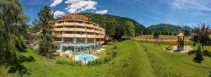 Basen w obiekcie Familienhotel Sonngastein lub w pobliżu