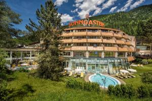 hotel z basenem i ośrodkiem w obiekcie Familienhotel Sonngastein w mieście Bad Gastein