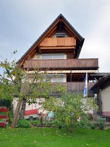 una casa con techo de madera en la parte superior de un patio en Apartment Moritz, en Lahr