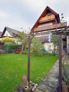 un pequeño árbol en el patio de una casa en Apartment Moritz, en Lahr