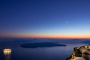 vista su un grande bacino idrico al tramonto di Senses Suites a Imerovigli