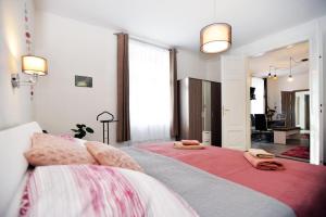 A bed or beds in a room at Nobilis Apartman Eger