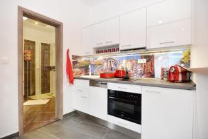 A kitchen or kitchenette at Nobilis Apartman Eger