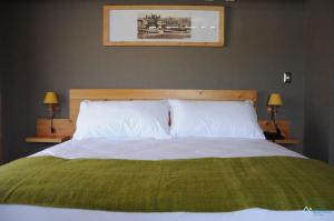 A bed or beds in a room at Hostal Buena Tierra