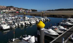 Ein paar Boote sind in einem Yachthafen angedockt. in der Unterkunft El Terrero in Lamadrid