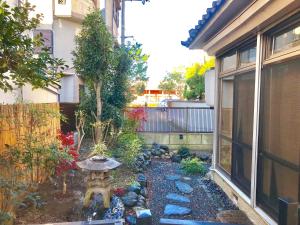 גינה חיצונית ב-Guesthouse Kyoto Arashiyama