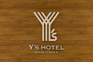 logo de un hotel en una pared de madera en Y's HOTEL Shin Osaka, en Osaka