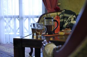 - une table en bois avec deux verres de bière dans l'établissement Arthotel Mini-Hotel, à Bukovel