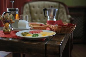 une table avec une plaque de nourriture dans l'établissement Arthotel Mini-Hotel, à Bukovel