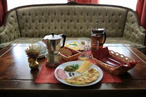 - une table avec une plaque de pizza dans l'établissement Arthotel Mini-Hotel, à Bukovel