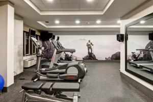 The fitness centre and/or fitness facilities at Canalta Lodge