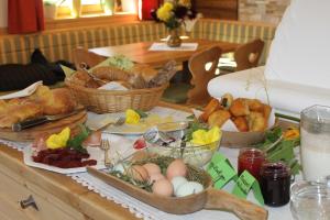 een tafel met manden eieren en brood bij Huberhof in San Candido