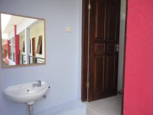 Kamar mandi di Jazz Senggigi Hotel