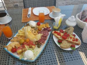 una mesa con dos platos de comida. en Dimora Porto Contessa, en Polignano a Mare