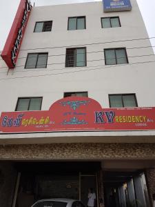 un edificio con una señal roja. en KV Residency, en Coimbatore