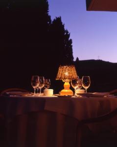 a table with wine glasses and a lamp on it at Hotel Emporda in Figueres