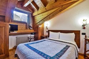 ein Schlafzimmer mit einem Bett in einer Holzhütte in der Unterkunft Hotel Lo Campagnar in Courmayeur