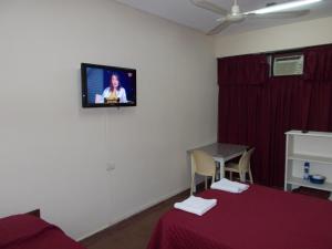 TV at/o entertainment center sa Apart Office