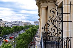 uma vista para a rua a partir de uma varanda de um edifício em Fraser Suites Le Claridge Champs-Elysées em Paris