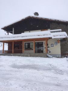 uma casa com neve em cima em Chalet-Hôtel du Borderan em La Clusaz