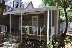 een afgeschermde veranda in een huis bij Hobbit Boutique Hotel in Bloemfontein