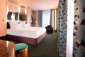 A bed or beds in a room at Hôtel Saint-Marc