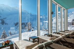 um quarto com vista para uma montanha coberta de neve em Arosa Kulm Hotel & Alpin Spa em Arosa